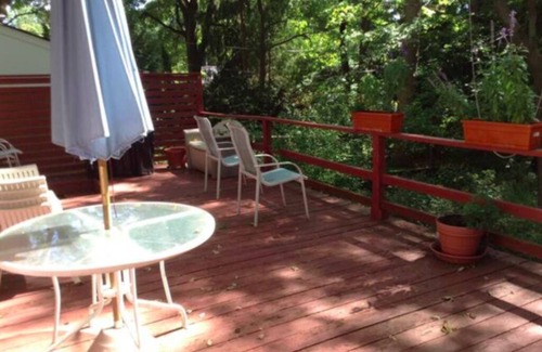 Allmendinger Heights Casa | Charming Bedroom & Private Bathroom in Shared House