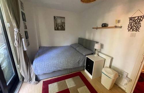 St. Pancras and Somers Town Casa | Charming Bedroom with Garden