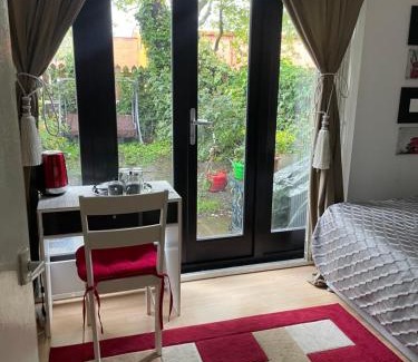 St. Pancras and Somers Town Casa | Charming Bedroom with Garden