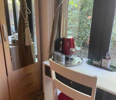St. Pancras and Somers Town Casa | Charming Bedroom with Garden
