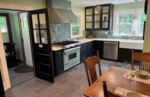 Glendale Casa | Charming Berkshire Farmhouse: Your Cozy Retreat Awaits!