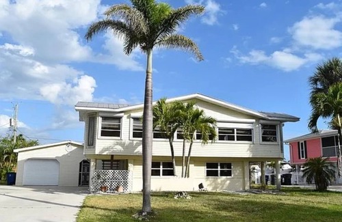 Mid Island Casa | Charming big home in fabulous Ft Myers Beach and a very short walk to the beach.