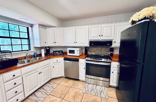 Lupton City Casa | Charming black white & gold bedroom ensuite at The Retreat