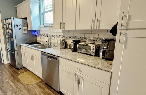 Florida Area Casa | Charming Blue Retreat with home gym, EV hookups, king bed, and more
