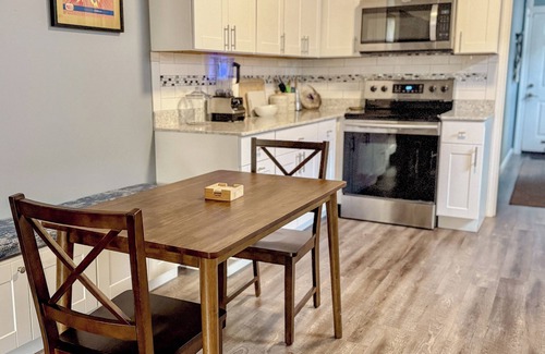 Florida Area Casa | Charming Blue Retreat with home gym, EV hookups, king bed, and more
