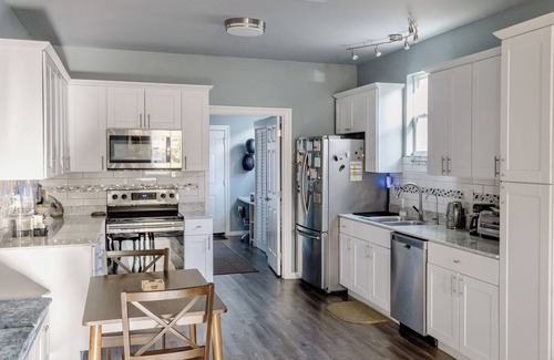 Florida Area Casa | Charming Blue Retreat with home gym, EV hookups, king bed, and more