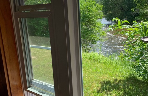 Mayfield Cabina | Charming Boardman Riverfront Cabin 2 Bedroom 1 bath