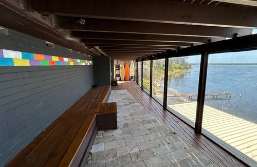 Central Coast Chalet De Esquí | Charming Boathouse on the Lake