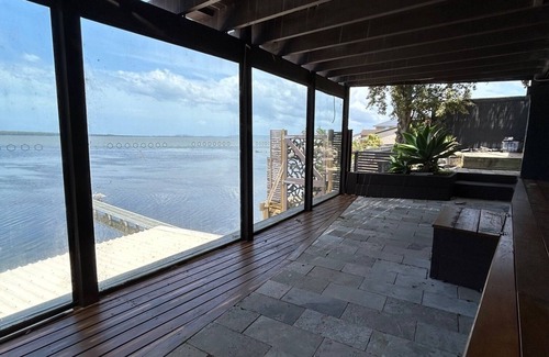 Central Coast Chalet De Esquí | Charming Boathouse on the Lake