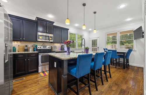 East Side Casa | Charming Boho Getaway -Near Downtown- Sleeps 10