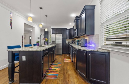 East Side Casa | Charming Boho Getaway -Near Downtown- Sleeps 10