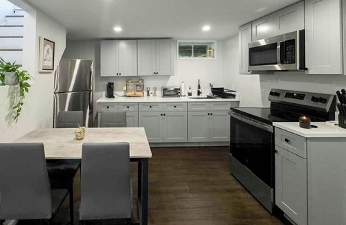 East Haven Apartamento | Charming Brand New Apartment with AC in vibrant New Haven-Near Tweed Airport