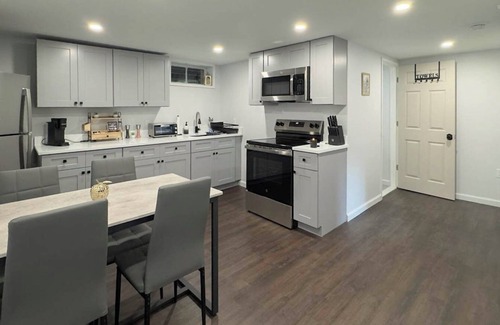 East Haven Apartamento | Charming Brand New Apartment with AC in vibrant New Haven-Near Tweed Airport