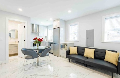 Sunset Casa | Charming & Brand-New near Restaurants & Transport