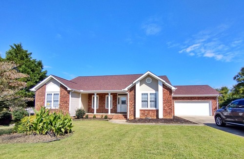 Graham Casa | Charming Brickwood Ranch - 3-Bedroom House - 5 minutes from Downtown Graham