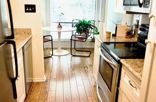 Wood Creek Condominio | Charming Bright Airy Retreat Near All Attractions
