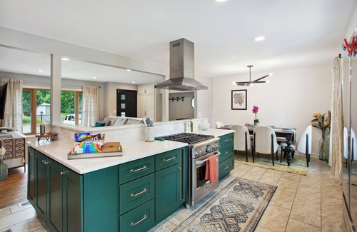 Crystal Casa | Charming & Bright Crystal Home Rental: Fire Table!