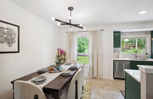 Crystal Casa | Charming & Bright Crystal Home Rental: Fire Table!