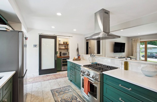Crystal Casa | Charming & Bright Crystal Home Rental: Fire Table!