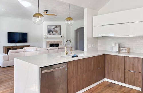 Atascocita Casa | Charming & Bright Retreat - Luxe Pool - Golf Views!