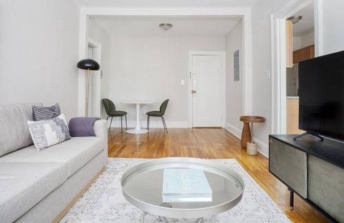 Cleveland Circle Apartamento | Charming Brighton 1BR steps from Boston College, by Blueground