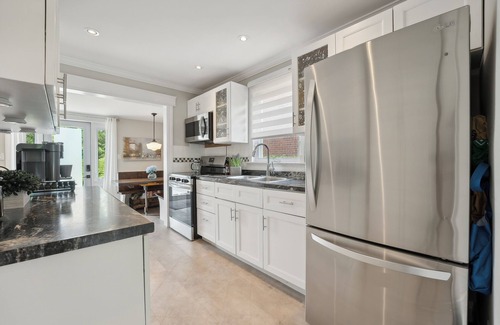 Oakville Casa | Charming bungalow centrally located in East Oakville