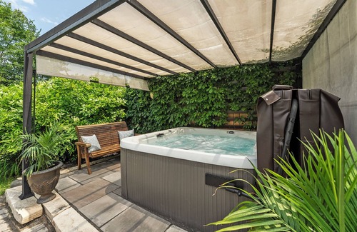 Oakville Casa | Charming bungalow centrally located in East Oakville
