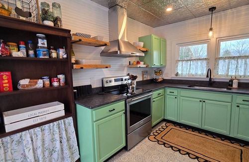 Andrews Casa | Charming Bungalow in Downtown Andrews I Explore-Shop-Eat