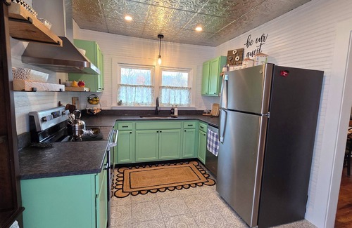 Andrews Casa | Charming Bungalow in Downtown Andrews I Explore-Shop-Eat