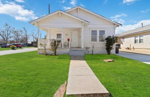 McKinney Casa | Charming Bungalow in McKinney – Walk to Downtown bungalow