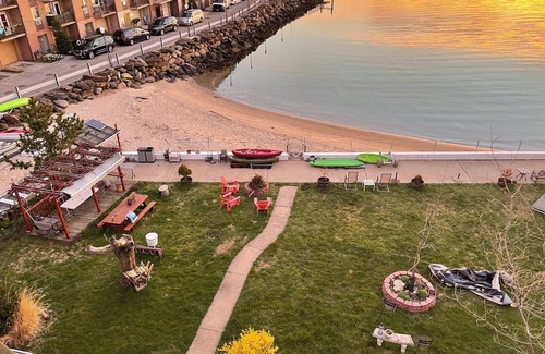 Usmma Casa | Charming bungalow in amazing City Island The Bronx with water view