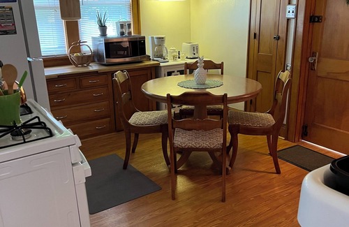 Bay View Casa | Charming Bungalow / ❤️ of Bay View / Parking - Central Air - Deck - Washer/Dryer