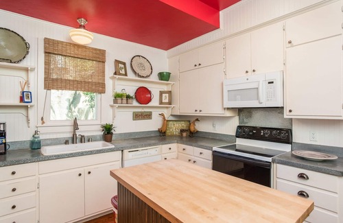 Fredericksburg Casa | Bungalow con encanto situado en el corazón de Fredericksburg. 3 cuadras del principal.