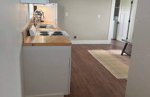 Billings Casa | Charming bungalow with AC and WiFi in a private rural part of Billings.