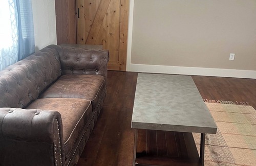 Billings Casa | Charming bungalow with AC and WiFi in a private rural part of Billings.
