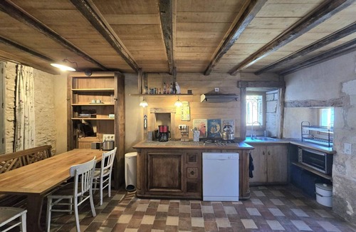 Champagnac-de-Belair Cabaña | Casa rural encantadora con patio verde, cerca del río