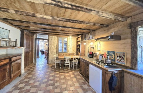 Champagnac-de-Belair Cabaña | Casa rural encantadora con patio verde, cerca del río