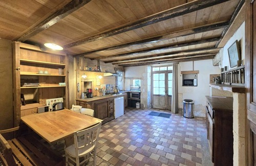 Champagnac-de-Belair Cabaña | Casa rural encantadora con patio verde, cerca del río