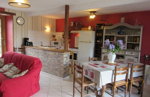 Tourville-sur-Sienne Cabaña | Casa rural con terraza privada, 2 dormitorios, cerca de estanque y granja, ideal para familias.