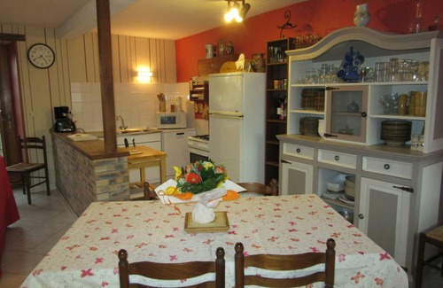 Tourville-sur-Sienne Cabaña | Casa rural con terraza privada, 2 dormitorios, cerca de estanque y granja, ideal para familias.