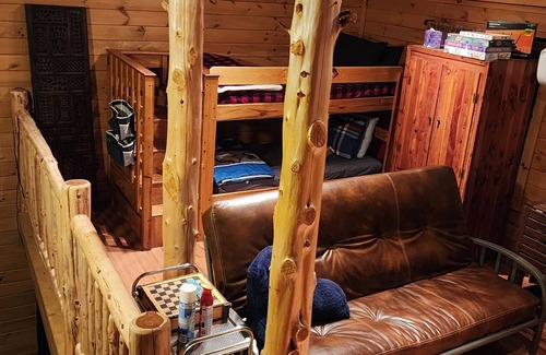 Hamptonville Cabina | Charming cabin-2 bedrooms, overlooking ponds in wine country, next to Amish