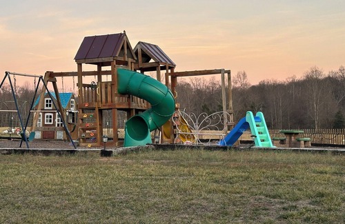 Hamptonville Cabina | Charming cabin-2 bedrooms, overlooking ponds in wine country, next to Amish