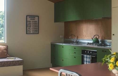 Athenree Cabina | Charming cabin amongst the Avocado trees. 1km from the white sands of Waihi.