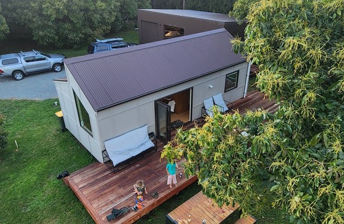 Athenree Cabina | Charming cabin amongst the Avocado trees. 1km from the white sands of Waihi.