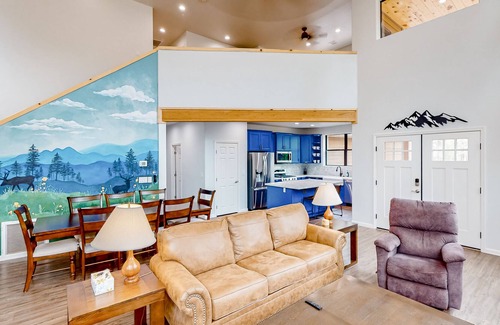 Sierra Pines Cabina | Charming cabin backing a National Forest with stunning deck, grill, fireplace