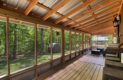 Rising Fawn Cabina | Charming cabin by Cloudland Canyon with hot tub, bonus studio & screened porch