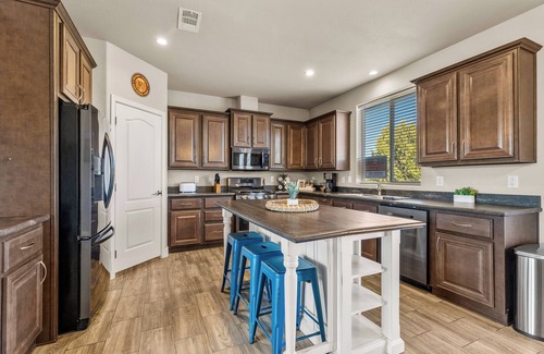Williams Casa | Charming Cabin Close to Grand Canyon South Rim, Family Friendly, Telescope, Fun!