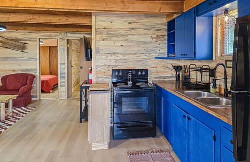 Alpine Village Cabina | Charming cabin close to activities with spacious deck and great views