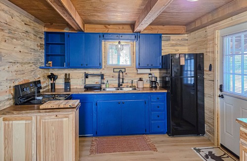 Alpine Village Cabina | Charming cabin close to activities with spacious deck and great views