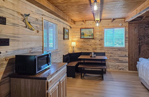Alpine Village Cabina | Charming cabin close to activities with spacious deck and great views